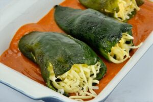chiles rellenos capeados en sarten caliente