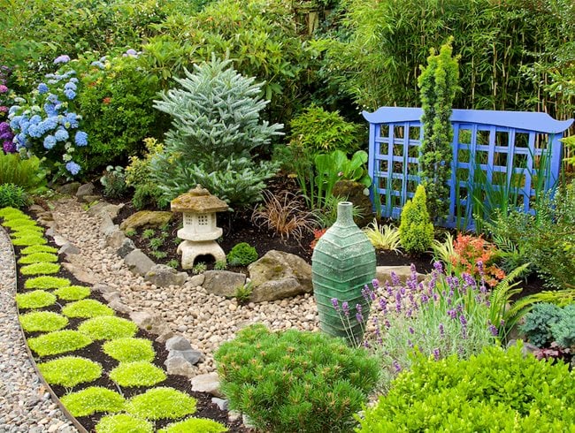 jardin con piedras decorativas y plantas verdes