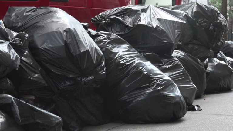 montones de bolsas de basura apiladas